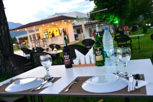 - une table avec 2 assiettes et des bouteilles de vin dans l'établissement Dream Town Hotel&Restaurant, à Kemer