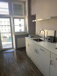 Kuchyňa alebo kuchynka v ubytovaní Apartament Centrum Msciwoja + 11 fotografií