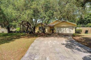 a driveway leading to a house with trees at Sunny Lemon in Middleburg