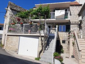 Casa con puerta blanca y balcón en Holiday Home Lany, en Mravince