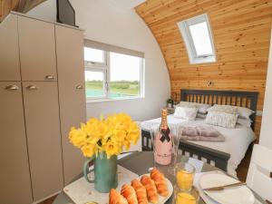 赫爾河畔京士頓的住宿－Primrose，一间设有床铺和鲜花桌的房间