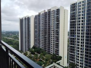 een balkon met uitzicht op twee hoge gebouwen bij Lovely Sweet Home in Johor Bahru