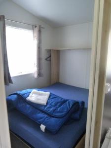 Tempat tidur dalam kamar di Camping Chantecler