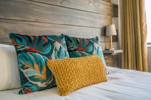 een bed met 2 kussens en een kussen erop bij Beacon Wharf , George Hay 5 Seafront Accommodation in Mosselbaai