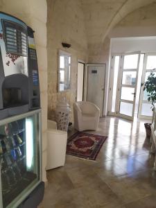 un soggiorno con una TV e un acquario di OtrantoCasa a Otranto