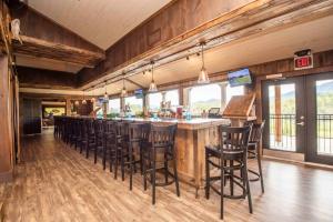un bar con una fila de taburetes en un restaurante en Hawk's View Cabin, en Townsend