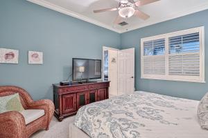 - une chambre avec un lit et une télévision à écran plat dans l'établissement Beach Retreat, à Palm Coast