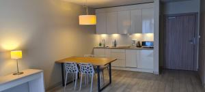 シェンナにあるApartament Czarna Góra Is17の木製のテーブルと椅子のあるキッチン