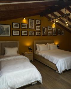 Postel nebo postele na pokoji v ubytování Pazari Vjeter Rooms + 16 fotografií