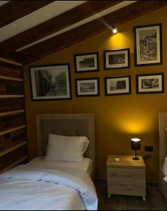 Postel nebo postele na pokoji v ubytování Pazari Vjeter Rooms
