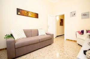 a living room with a couch and a table at InnPisaRentals - Santa Maria Flat in Pisa