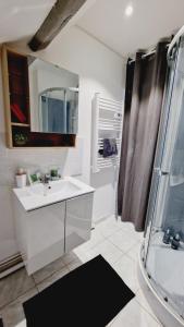 a white bathroom with a sink and a shower at J.Mo Home - Louvroil - Calme - Idéal couple - Déplacement PRO in Louvroil