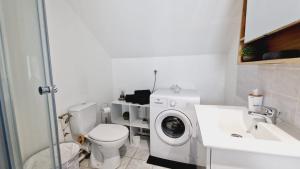 路易維爾的住宿－J.Mo Home - Louvroil - Calme - Idéal couple - Déplacement PRO，浴室配有卫生间水槽和洗衣机。