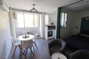 Kuchyňa alebo kuchynka v ubytovaní Studio tout confort - Climatisation, parking, wifi