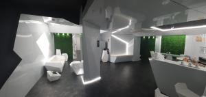 baño con aseos blancos y paredes verdes en Optimi Rooms Bilbao, en Bilbao