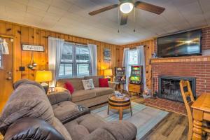 Gallery image of Cozy Kentucky Cabin with Sunroom, Yard and Views! in Cub Run