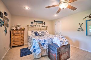 1 dormitorio con 1 cama y ventilador de techo en Rockaway Beach Lakeside Escape with Dock Access!, en Rockaway Beach