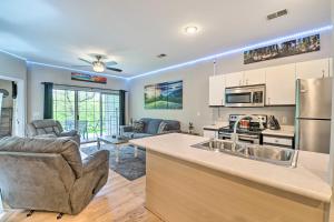 Η κουζίνα ή μικρή κουζίνα στο Access to 5 Pools Ground-Floor Branson Condo!