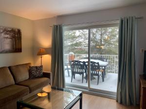 Foto da galeria de Condo Club Azur Plage Memphremagog em Magog-Orford