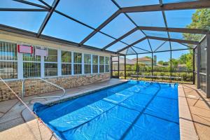 Afbeelding uit fotogalerij van Spring Hill Bungalow with Heated Pool and Lanai! in Spring Hill