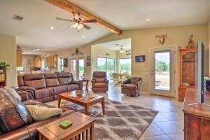 sala de estar con muebles de cuero y ventilador de techo en Bertram Ranch Property with Patio and Gas Grill!, en Bertram