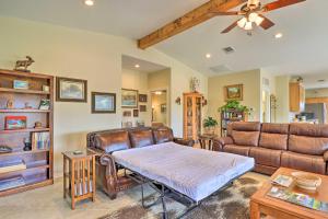 Zona de estar de Bertram Ranch Property with Patio and Gas Grill!