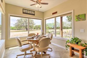 Zona de estar de Bertram Ranch Property with Patio and Gas Grill!