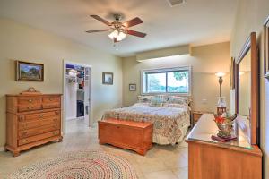 Un dormitorio con una cama y un ventilador de techo. en Bertram Ranch Property with Patio and Gas Grill!, en Bertram