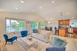 a living room with a couch and a table at Modern Seattle Home 9 Mi to Dtwn Attractions in Seattle