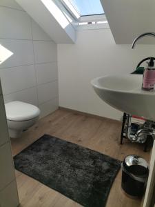 Koupelna v ubytování GästeZimmer im Altbau Dachgeschoss mit kleinem Bad WLAN, TV und Parkplatz