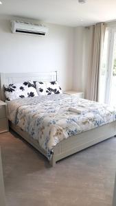 Llit o llits en una habitació de Luxury 2 Bed, 2 Bath Apartment with Panoramic Ocean Views, Peaceful, Private Beach