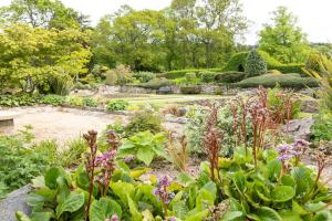 um jardim com muitas plantas e um lago em Carlton Hotel em Forres