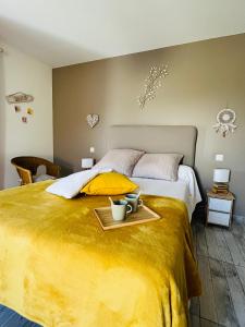 Un pat sau paturi într-o cameră la Un coin tropical en Provence !
