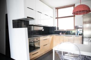 Kuchyňa alebo kuchynka v ubytovaní Przestronny apartament w centrum Poznania - Stare miasto