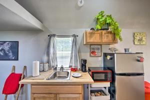 een kleine keuken met een spoelbak en een koelkast bij Lake Fork Tiny Home Outdoor Dining and Grill! in Alba