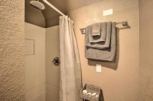 een badkamer met een douche en handdoeken aan de muur bij Lake Fork Tiny Home Outdoor Dining and Grill! in Alba +23 foto's