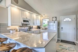 ベルビューにあるLakefront Bellevue Home Private Beach and Fire Pit!の白いキャビネットと白い冷蔵庫のあるキッチン +34枚の写真