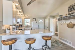 Imagen de la galería de Lakefront Bellevue Home Private Beach and Fire Pit!, en Bellevue 34 fotos más