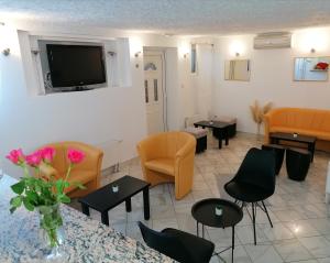 Televízia a/alebo spoločenská miestnosť v ubytovaní Hotel Garny Pleso