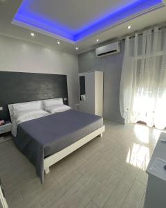 una camera da letto con un grande letto e un soffitto blu di Bellavista B&B a Roccavivara