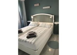 - un lit blanc avec des serviettes dans l'établissement Sunny apartment on Burriana Beach, à Nerja