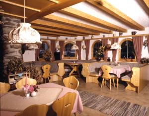 a restaurant with tables and chairs and a bar at Pension Bergblick in Bayerisch Eisenstein