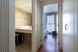 een badkamer met een wastafel en een spiegel bij Inside Barcelona Apartments Mercat in Barcelona +39 foto's