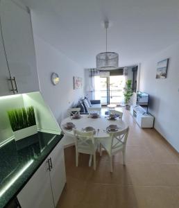 - une cuisine et une salle à manger avec une table et des chaises dans l'établissement Casa Soñada - Dream House, à Garrucha