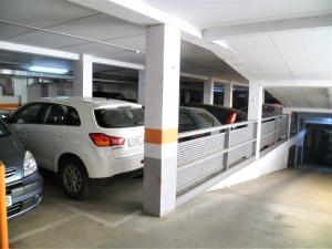un garage avec deux voitures garées à l'intérieur dans l'établissement Logrocity Corazon de Logroño parking privado gratis, à Logroño