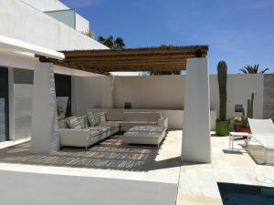 a patio with a couch and a table and chairs at Casa David in Las Negras