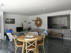 a kitchen and living room with a table and chairs at Casa David in Las Negras