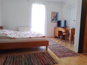 A bed or beds in a room at Pension Kappel