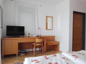 A television and/or entertainment centre at Pension Kappel