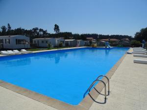 uma grande piscina num resort em Cloud Nine em Pataias